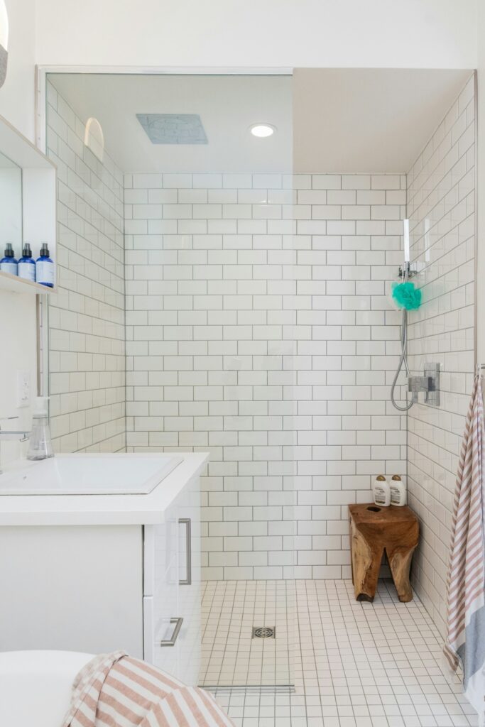 Badkamer met wasbak en douche