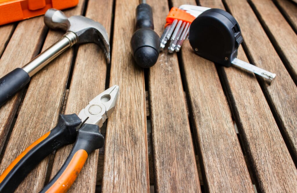 Handgereedschap op houten tafel