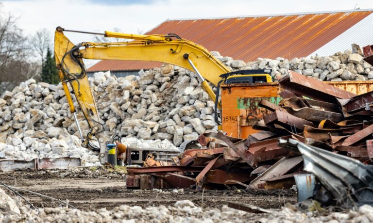 Graafmachine ruimt bouwpuin op