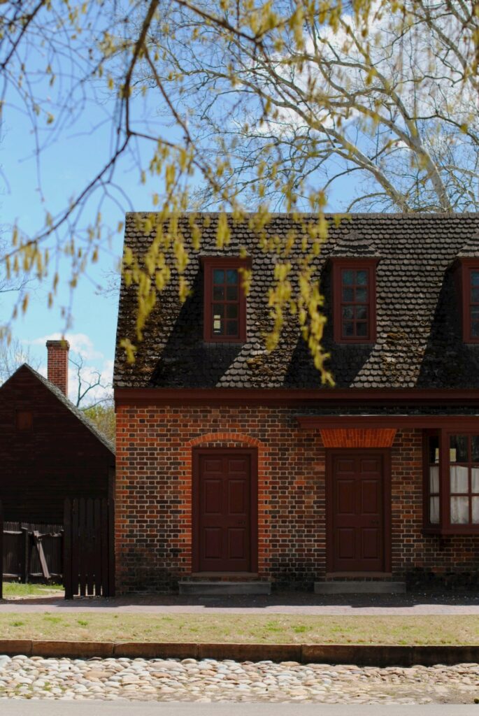 Huis met boom ervoor