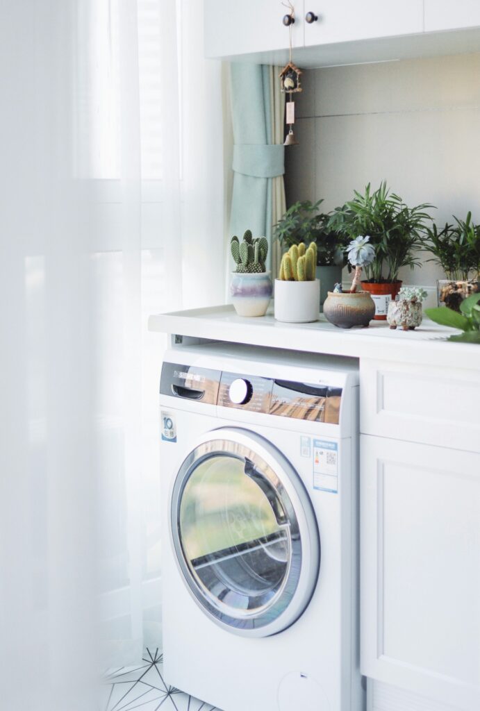 Wasmachine met plantjes erop