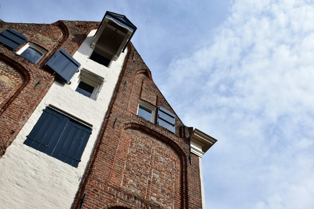 Gerenoveerde façade van oud gebouw