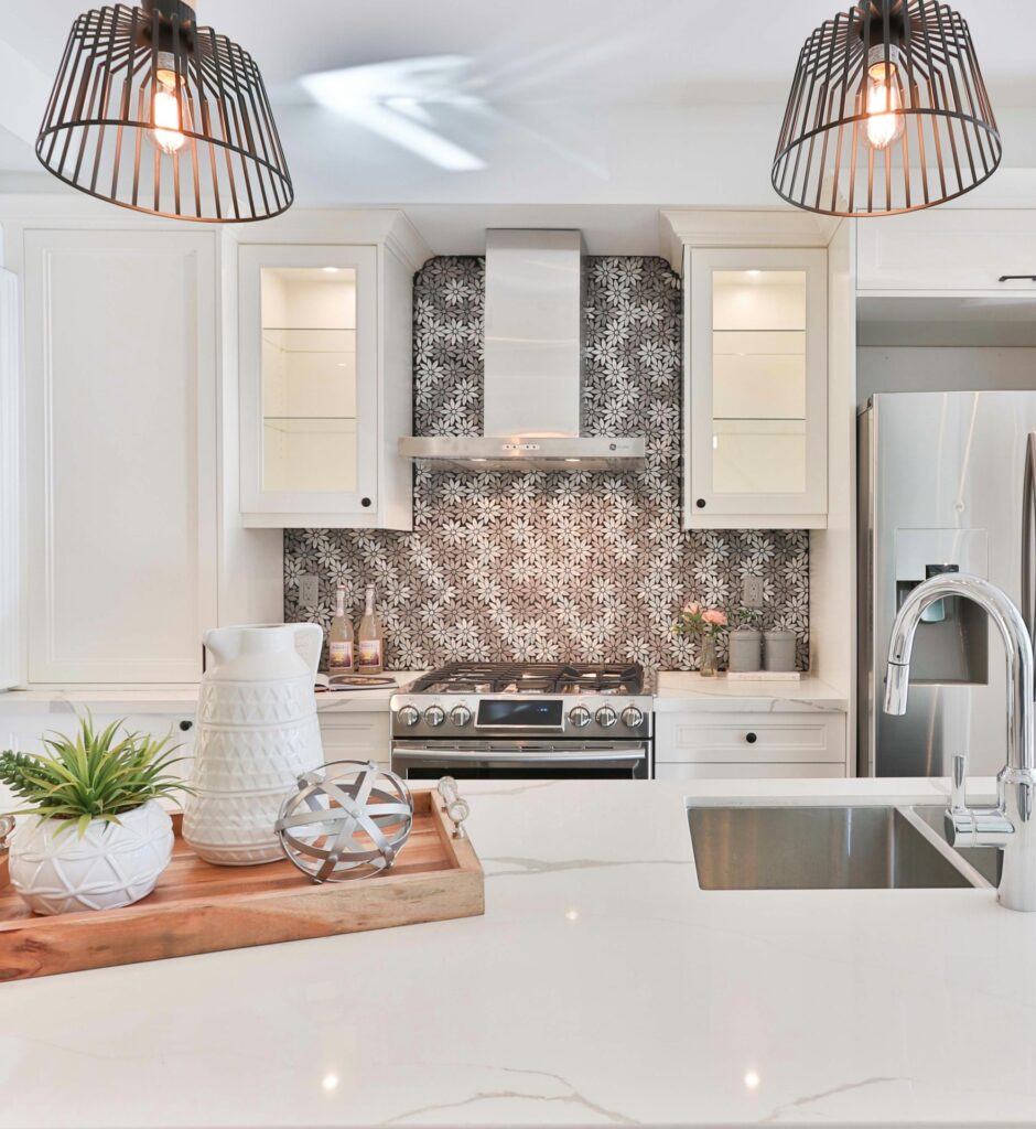 Keuken met leuke decoratieve spatplaat achter het fornuis