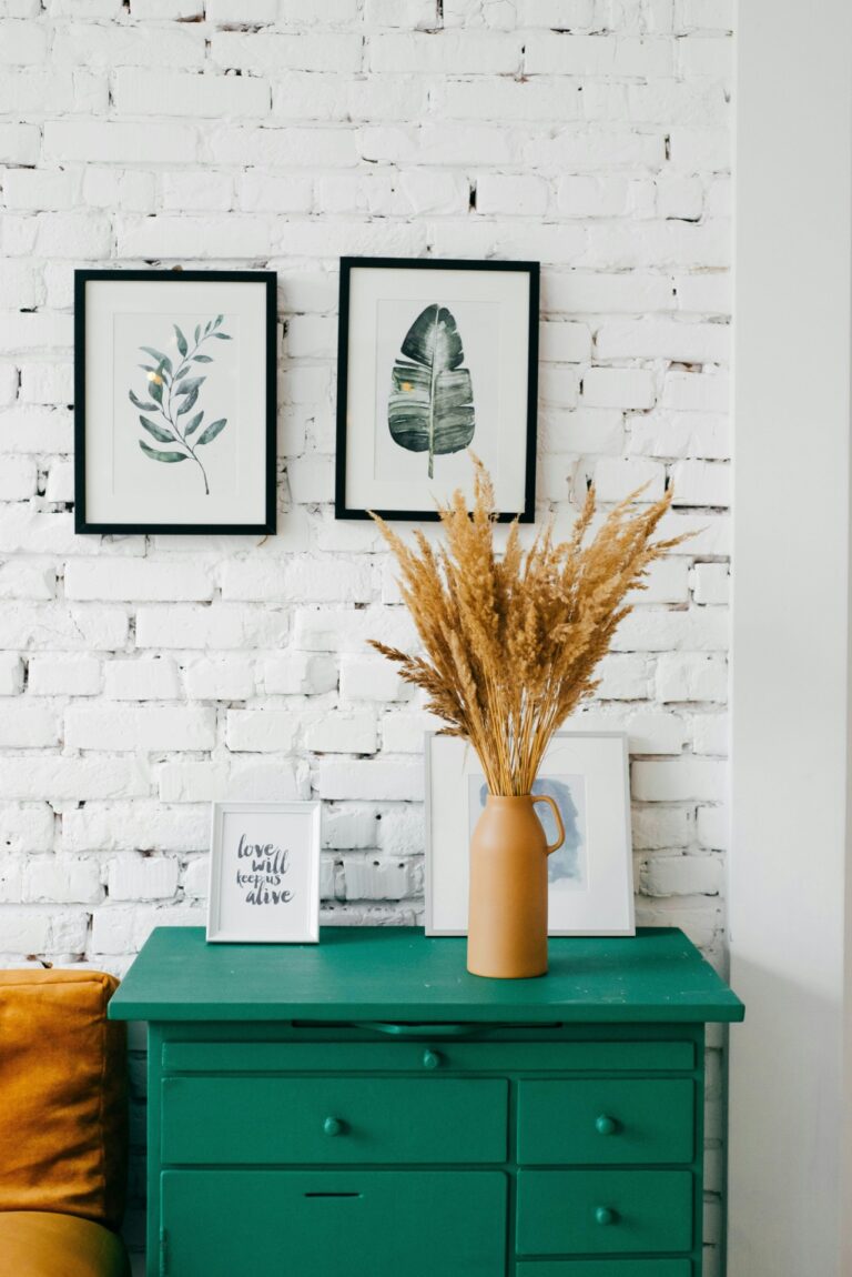 Een natuursteen muur met een kast en zetel in natuurlijke kleuren