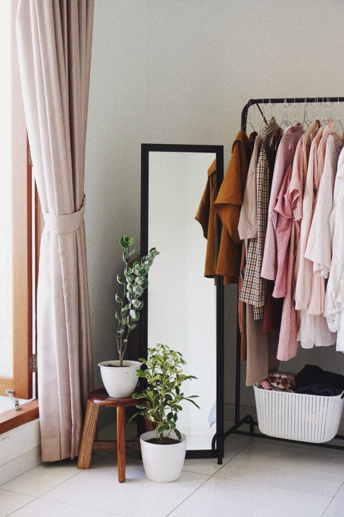 Dressing met spiegel en kleren op kledingrek