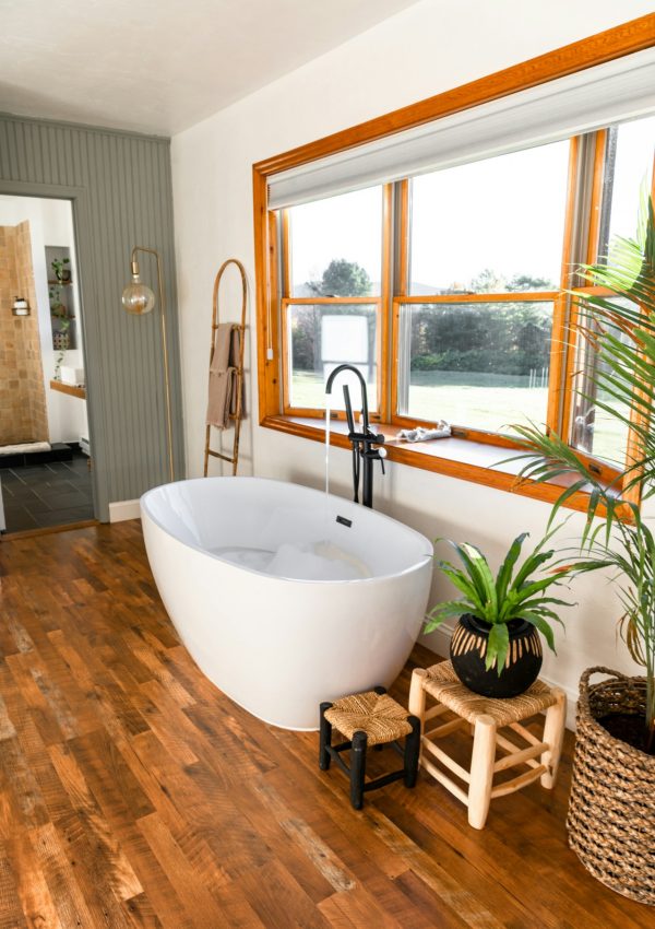 Ligbad op houten vloer