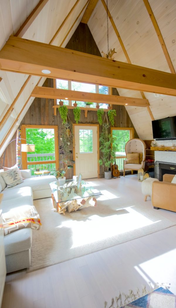 Woonkamer in een a-frame huis