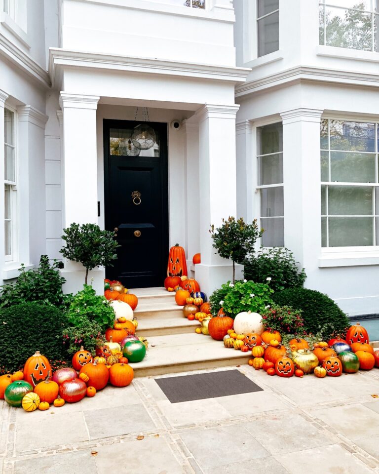 Voorgevel huis met pompoenen