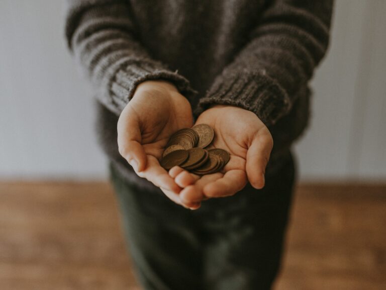iemand met geld in zijn handen