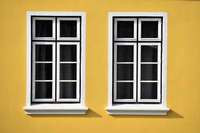 gele buitenmuren van een huis
