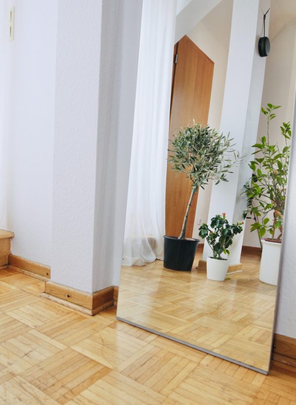houten vloer met spiegel en planten