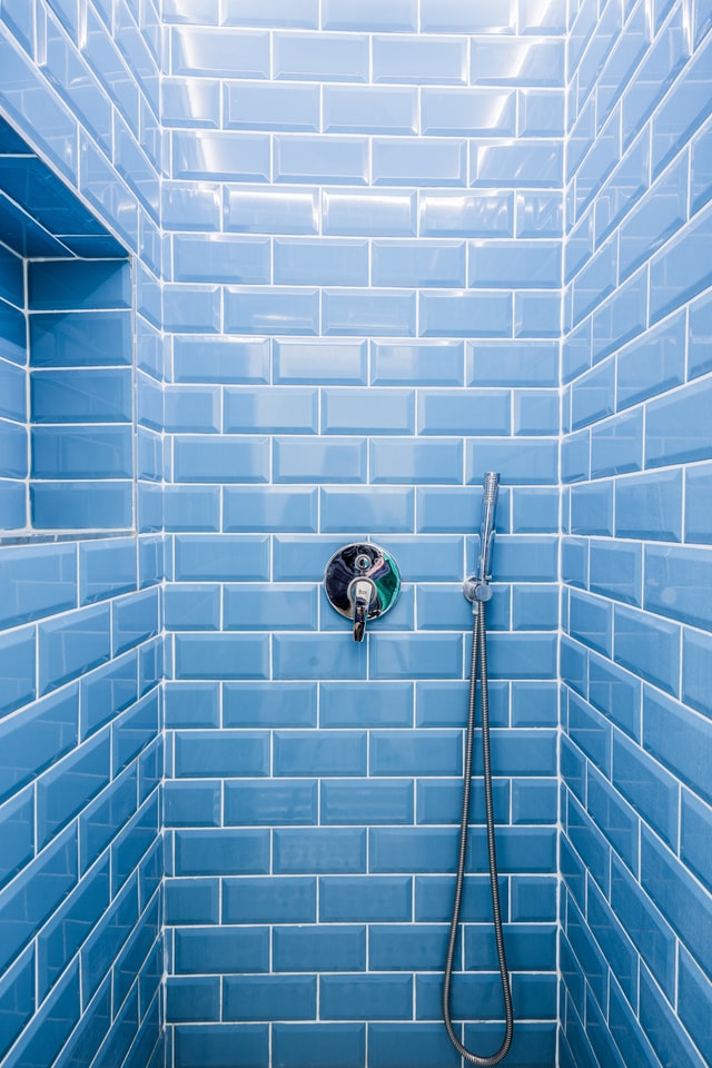blauwe douche tegels