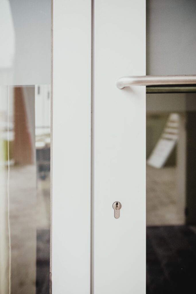 Aluminium deurframe met focus op sleutelgat