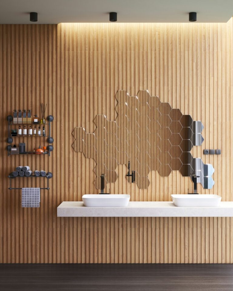 Badkamer met wasmeubel en houten latjes tegen de wand