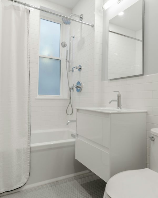 kleine badkamer in het wit