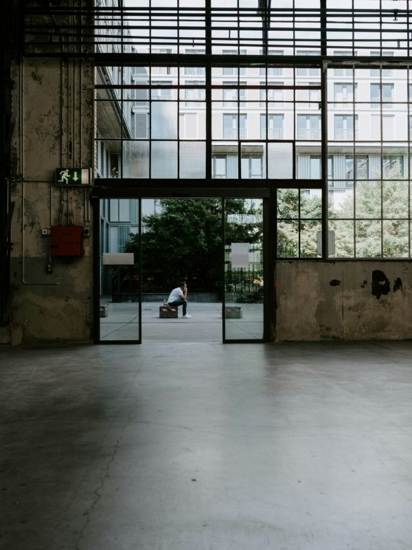 Grote magazijnruimte met betonnen vloer