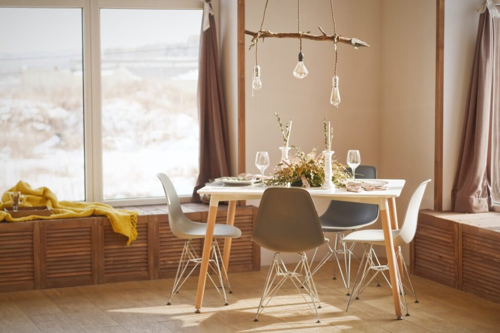 Gedekte eettafel met hanglampen - keukenverlichting