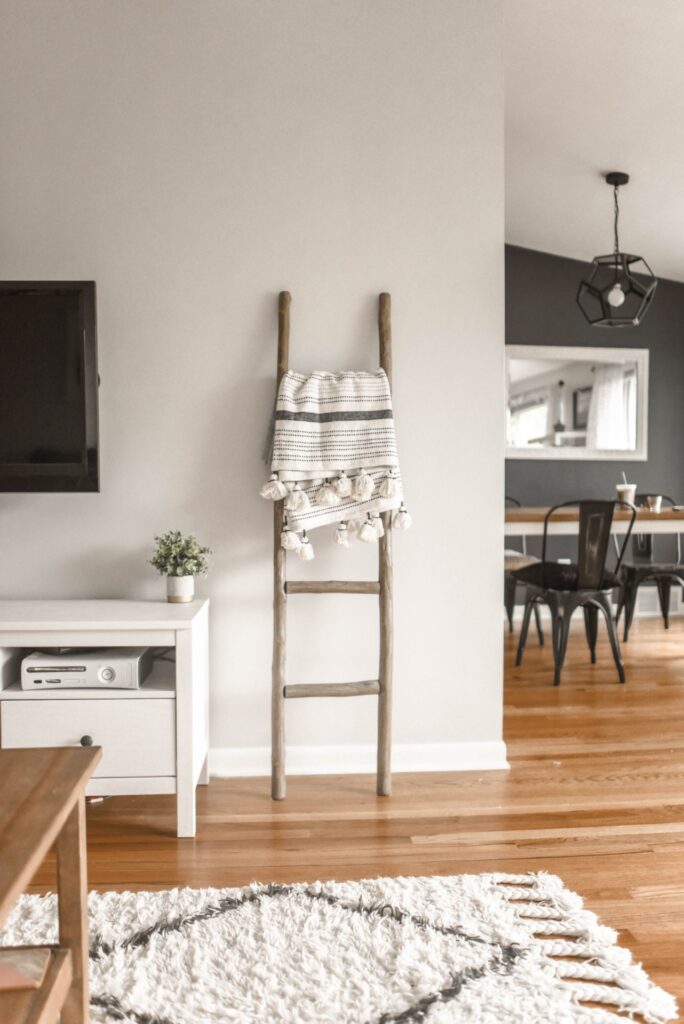 landelijk interieur met hout en tapijt