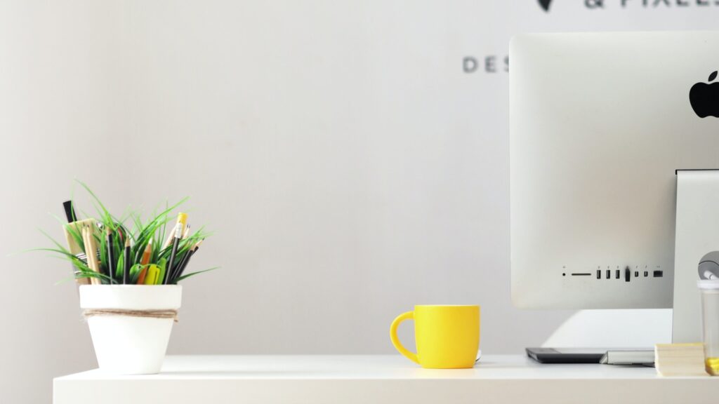 bureau met laptop, mok en pennenhouder