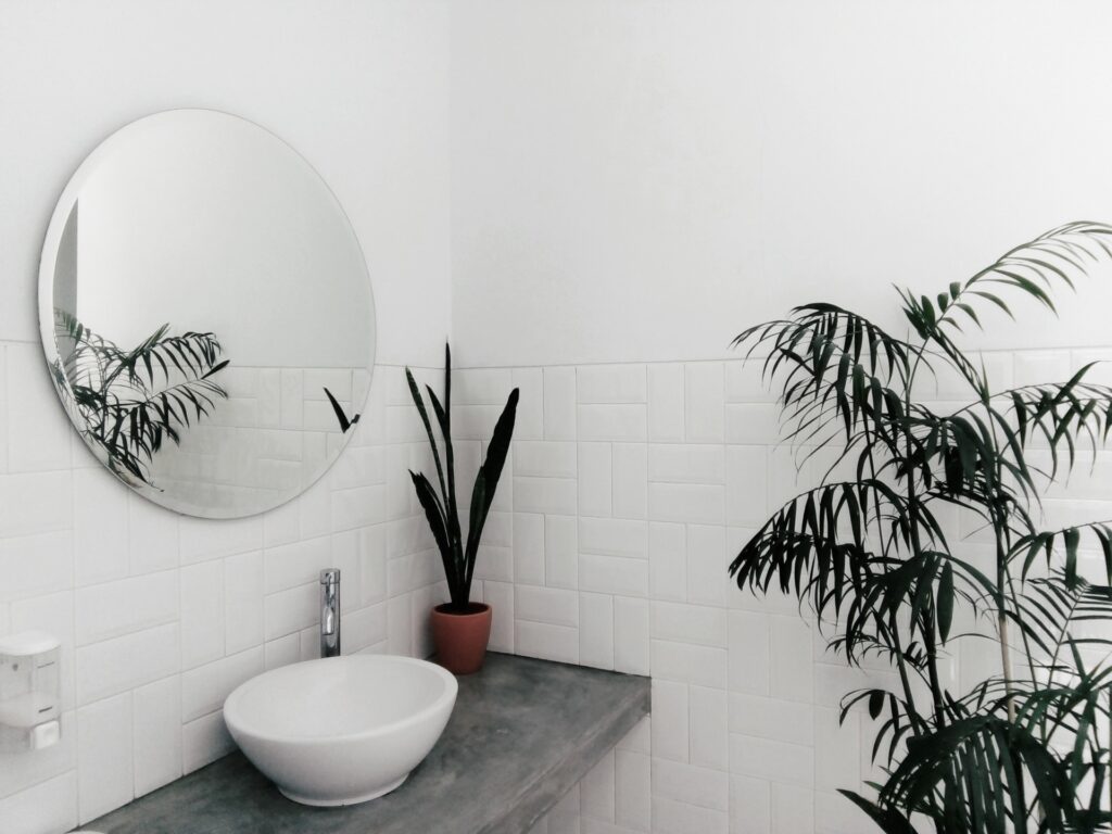 Betegelde badkamer met planten