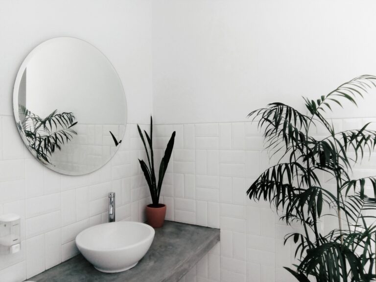 Betegelde badkamer met planten