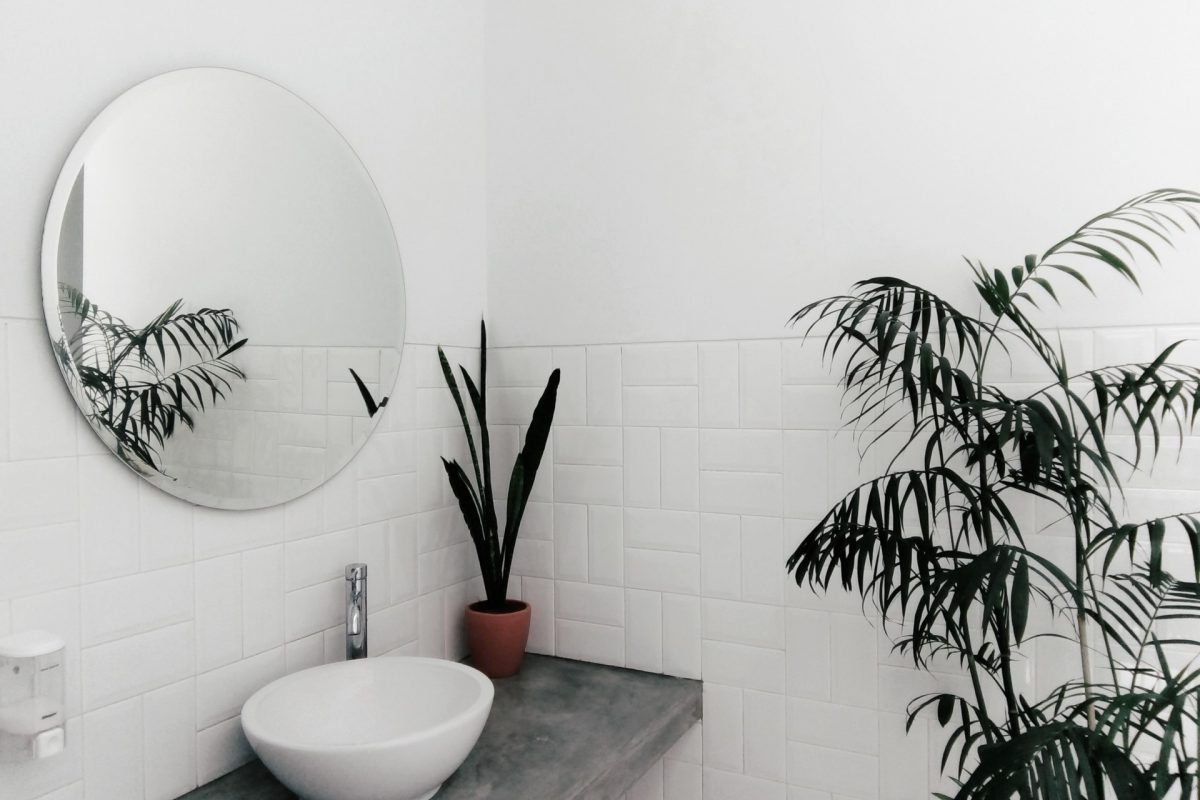 Betegelde badkamer met planten