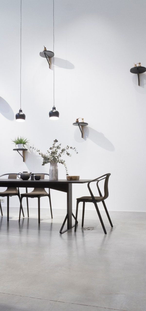 Eetkamer met betonvloer