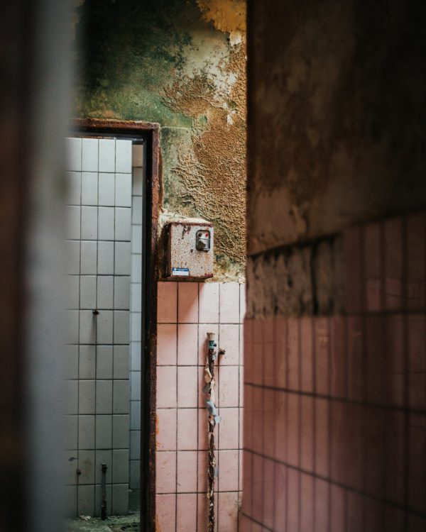Verlaten woning met schimmel aan de muren