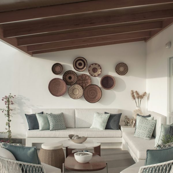 Woonkamer met rieten schalen aan de muur als decoratie