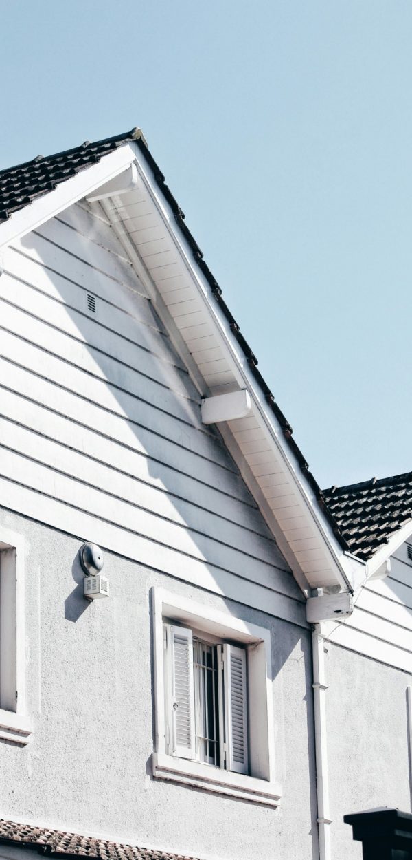 Twee huizen met dezelfde gevel en dak