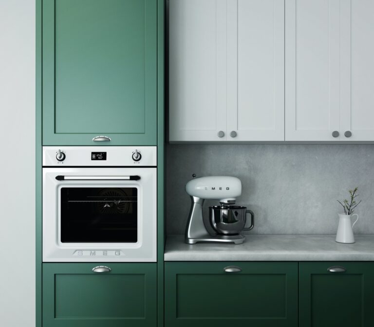 Keuken met groene kasten
