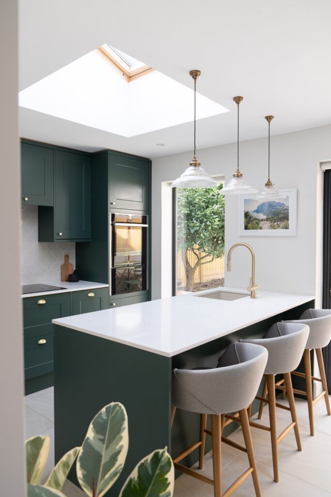 Groene keuken met keukeneiland - kleine keuken