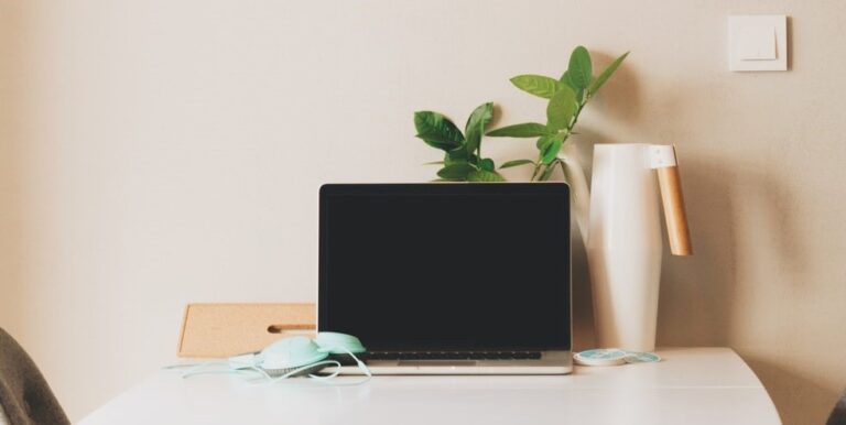 licht interieur met tafel en laptop