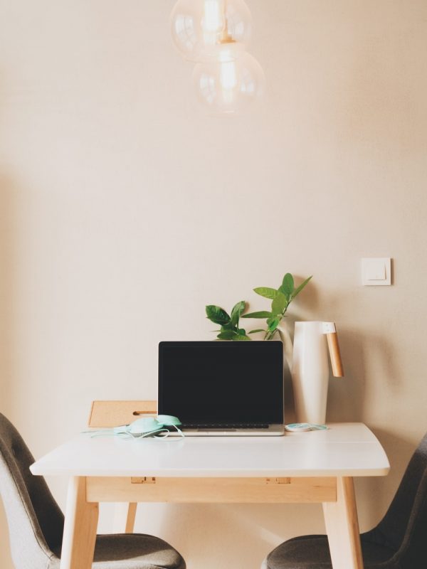 licht interieur met tafel en laptop