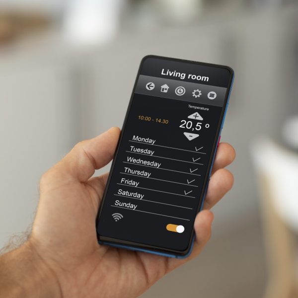 Man met een smartphone in de hand