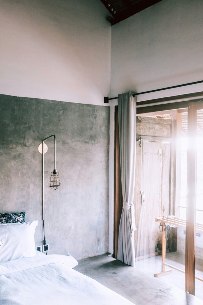Slaapkamer met betonnen vloer