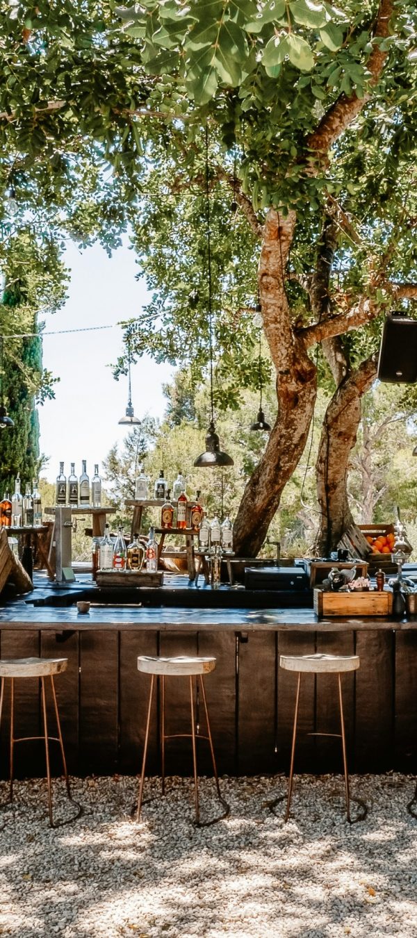 Houten buitenkeuken met bar