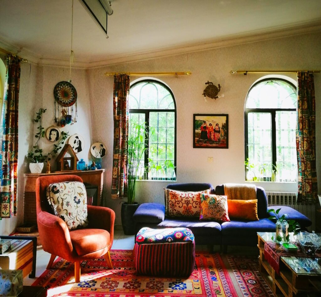 Bohemian interieur kleuren tapijten verschillende stoffen