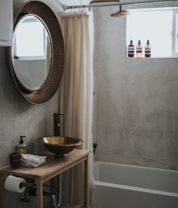 kleine badkamer met badkamermeubel en douchebad