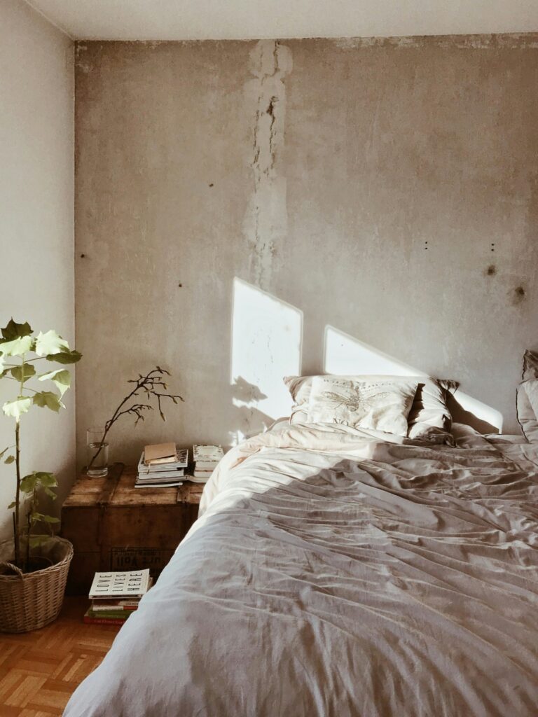 Bed tegen een muur van beton