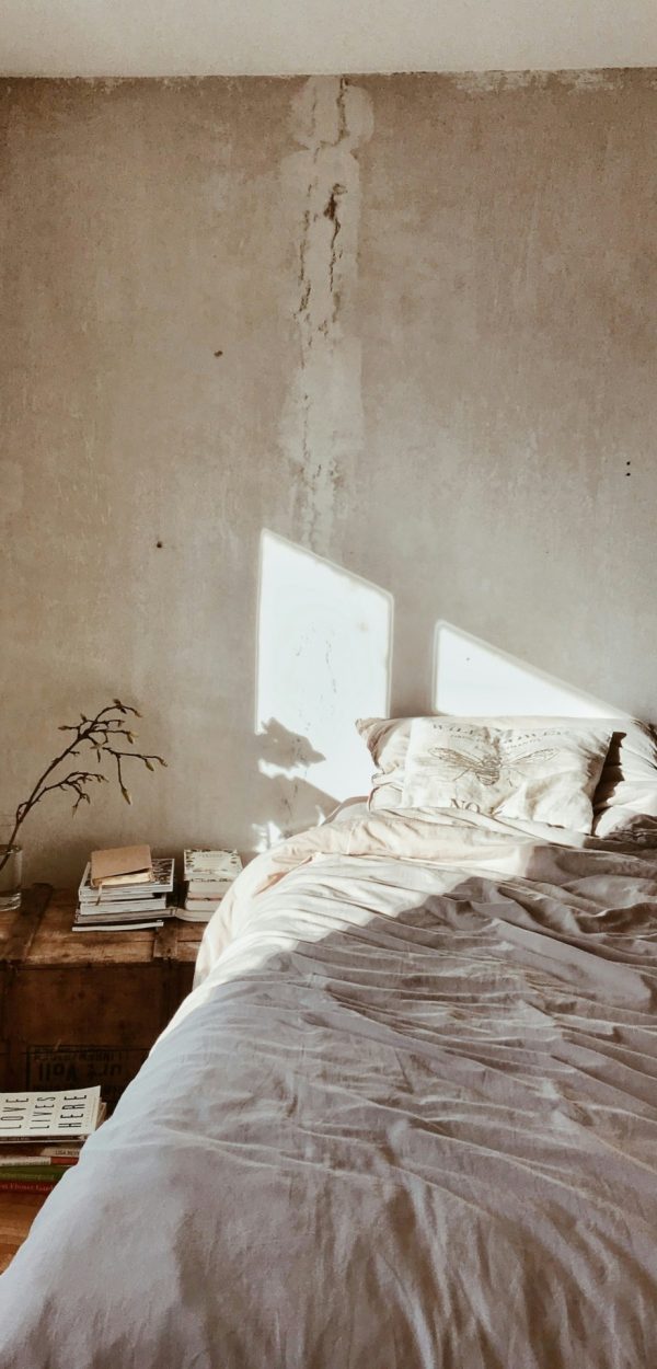 Bed tegen een muur van beton