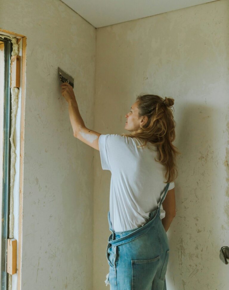Vrouw die schildert