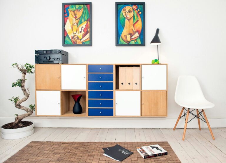 Gerecycleerde kast met schilderijen