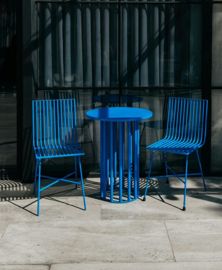 Buitenmeubilair blauw metaal, 2 stoelen en een tafel