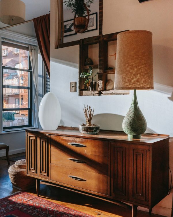 Vintage interieur met vintage kast, lamp en tapijt