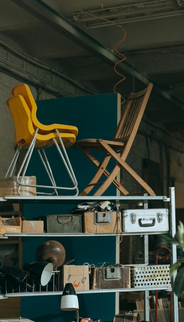 Tweedehandswinkel met stoelen en koffers
