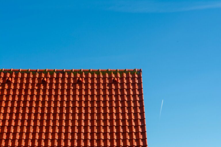 dak van een huis met blauwe lucht