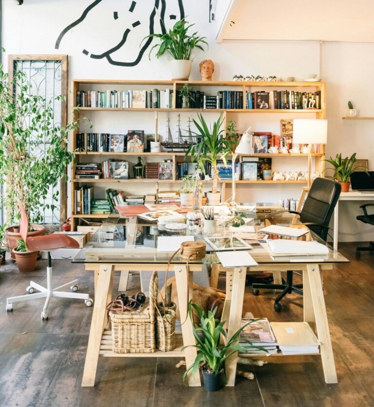 gerecycleerde staanders die worden gebruikt als tafel.