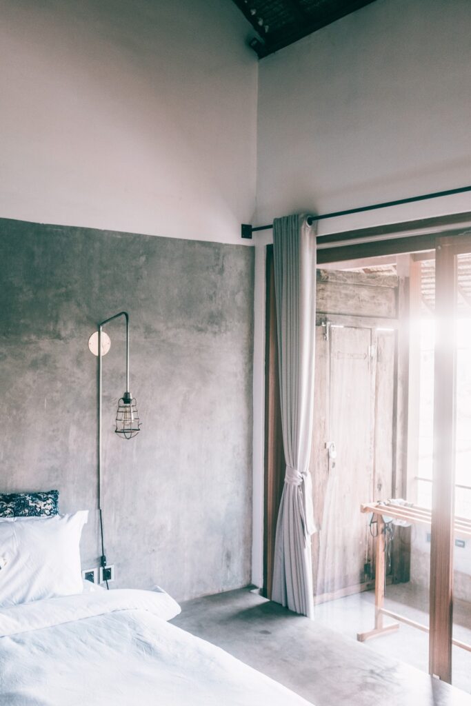 Slaapkamer met betonnen muur en vloer