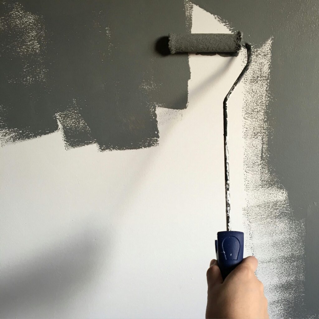 Muur aan het verven